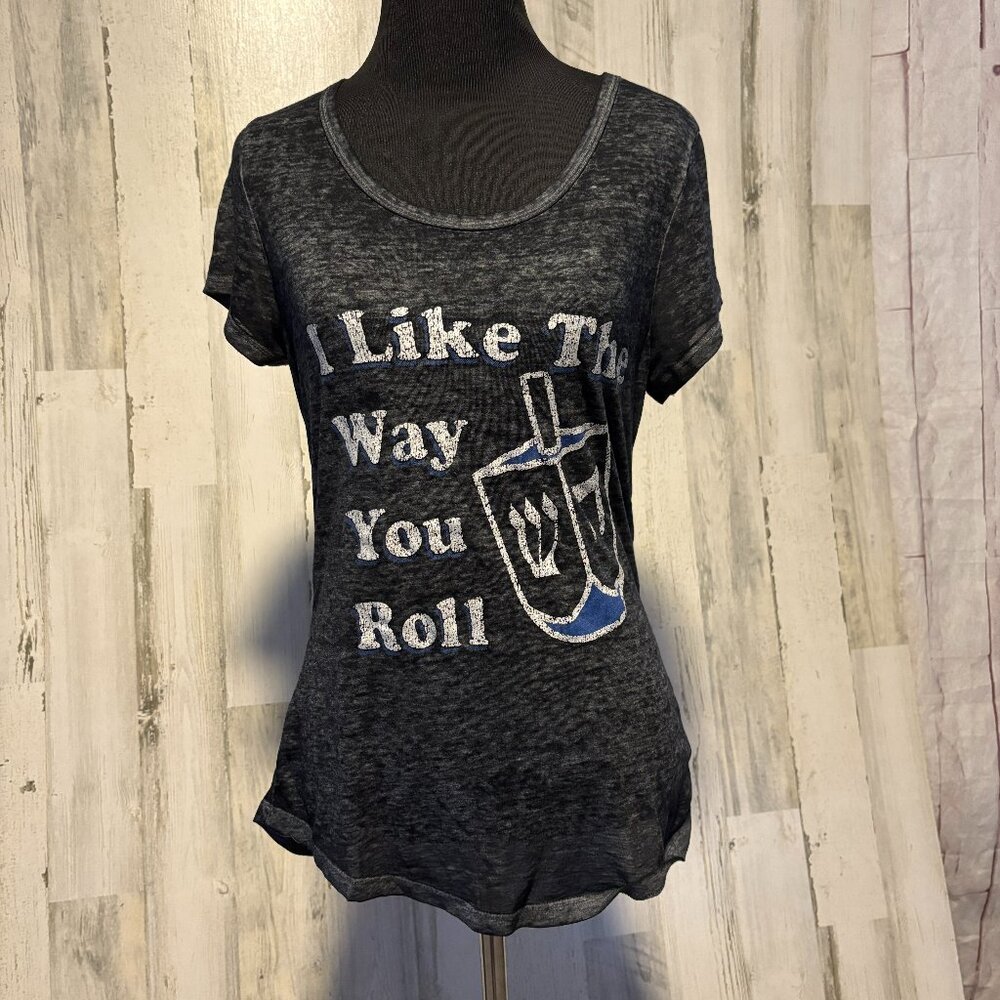 🆓 w/Any $20+ Purchase Rocker Girl Jrs Size Medium I Like the Way You Roll Tee